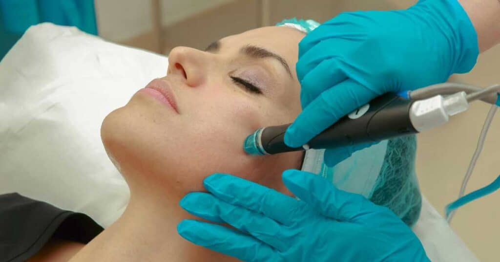 Rejuvenescimento Facial: 8 Técnicas Modernas, Benefícios e Resultados 2025
